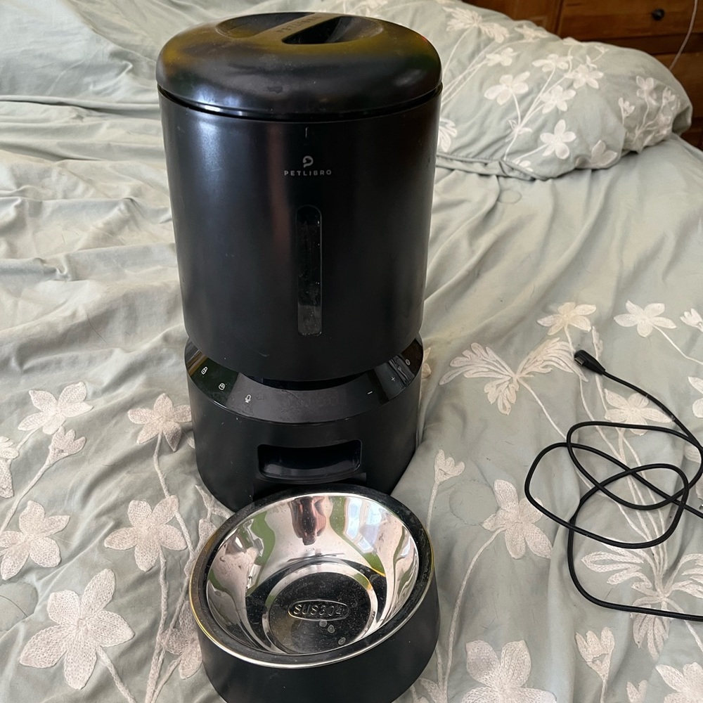 Dog feeder